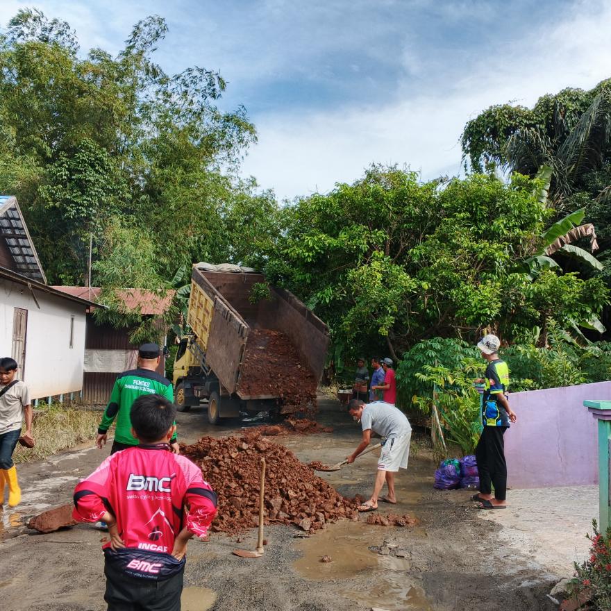 Kemacetan Jembatan Atanik Akibatkan Kerusakan Parah di Jalan Pembangunan Desa Bawahan Seberang